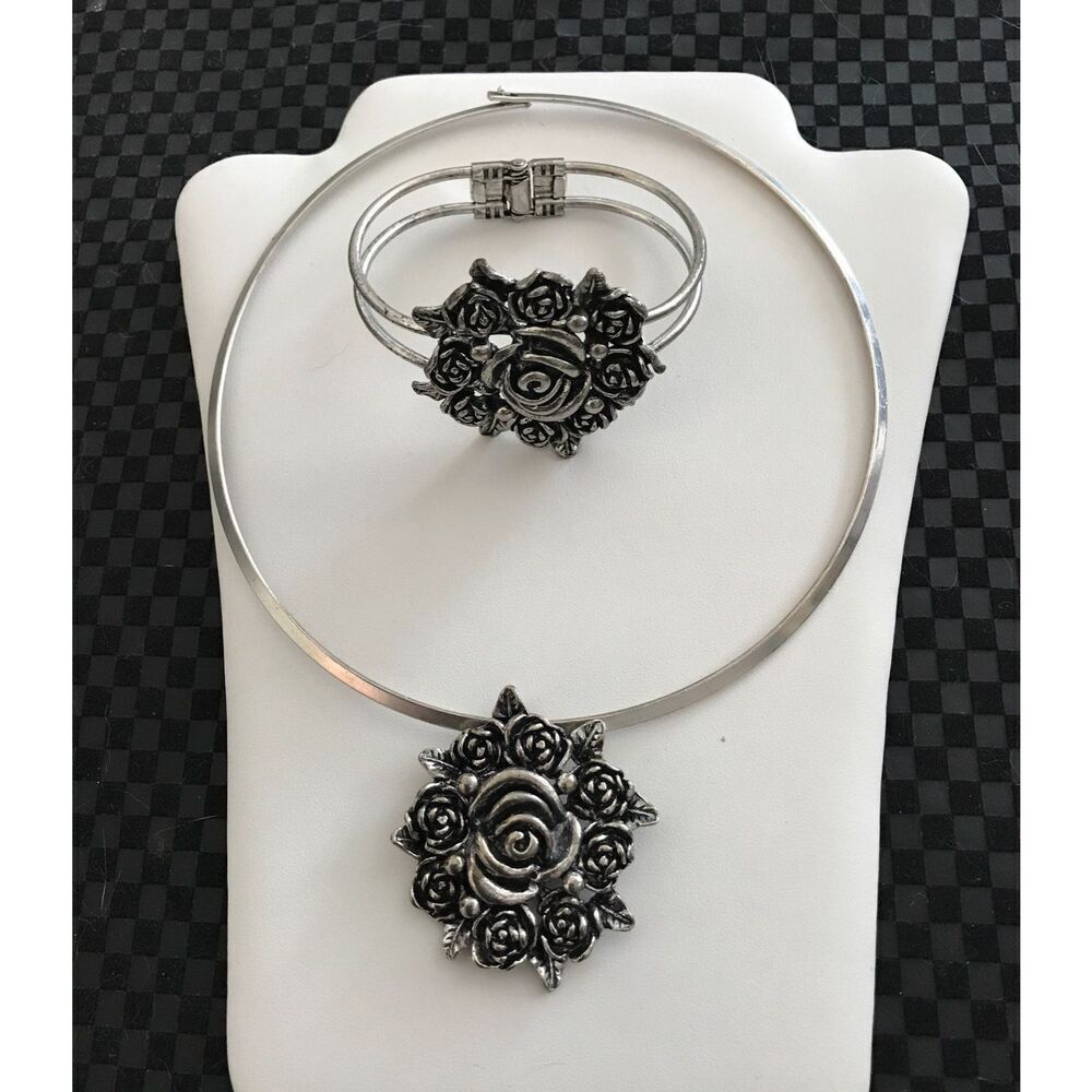 Gorgeous Silver 3-dimensional "Roses" Pendant~Choker & Bangle Bracelet Set